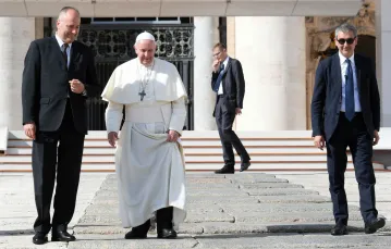 Papież Franciszek i Gianluca Gauzzi Broccoletti, dowódca Żandarmerii Watykańskiej / fot. Maria Laura Antonelli/REX / 