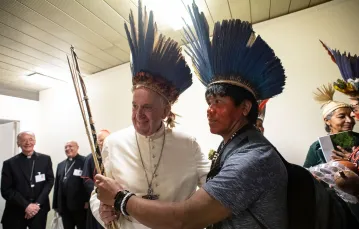 Papież Franciszek wśród goszczących na Synodzie rdzennych mieszkańców Amazonii, Watykan, 17 października 2019 r. / Fot. Vatican Media / AFP / East News / 
