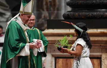 Przedstawicielka rdzennej ludności Amazonii wręcza papieżowi zioła podczas mszy na zamknięcie Synodu, Rzym, 27 października 2019 r. / Fot. Andreas Solaro / AFP / East News / 
