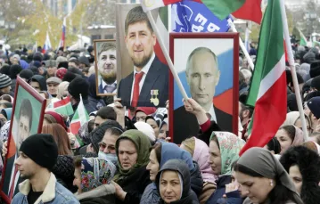 Ludzie trzymają portrety czeczeńskiego przywódcy Ramzana Kadyrowai rosyjskiego prezydenta Władimira Putina podczas wiecu z okazji Dnia Jedności Narodowej w Groznym, 4 listopada 2019 r. / FOT. AP Photo/Musa Sadulayev/AP/Associated Press/East News / 