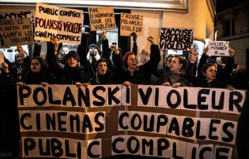 Protesty przeciwko Romanowi Polańskiemu przed jednym z paryskich kin, 12 listopada 2019 r. / Fot. Christophe Archambault /  AFP / East News / 