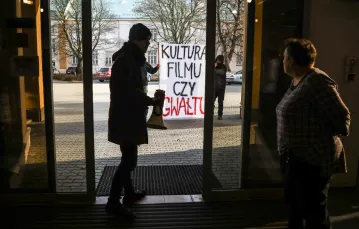 Protest przeciwko Romanowi Polańskiemu na Państwowej Wyższej Szkole Filmowej, Telewizyjnej i Teatralnej w Łodzi, 30 listopada 2019 r. / Fot. Beata Zawrzel / Reporter / East News / 