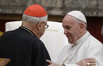 Papież Franciszek i kard. Angelo Sodano podczas świątecznego spotkania z Kurią Rzymską, 21 grudnia 2019 r. /  / fot. AP POOL / Associated Press / East News