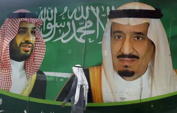 Król Salman i książę koronny Mohammed na plakacie w jednym z centrów handlowych, Jiddah (Arabia Saudyjska), 7 marca 2020 r. / Fot. Amr Nabil / AP Photo / East News / 