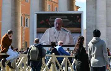 Watykan, 8 marca 2020 r.: w obawie przed koronawirusem niedzielną modlitwę Anioł Pański transmitowano na telebimie  / Fot. Alberto Pizzoli / AFP / East News