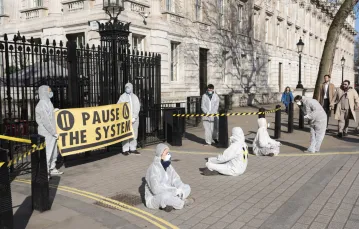 Protest przed siedzibą premiera na Downing Street przeciwko brytyjskiej polityce wobec epidemii / Fot. Han Yan / Xinhua News / East News / 