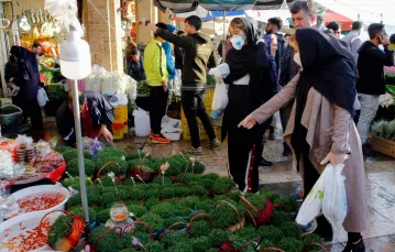 Podczas tradycyjnych zakupów przed świętem Nouruz, Tajrish Bazar w Teheranie, 19 marca 2020 r. / FOT. STR/AFP/East News / 