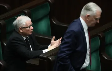 Jarosła Kaczyński i Jarosław Gowin podcza 9. specjalnego posiedzenia Sejmu, 6 kwietnia 2020 r. / Fot. Andrzej Iwanczuk/REPORTER / 