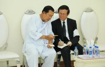 Premier Kambodży Hun Sen (z lewej) i niedawny przywódca opozycji Kem Sokha na uroczystościach żałobnych po śmierci teściowej tego pierwszego, Phnom Penh, 5 maja 2020 r. / Fot. Fresh News Pool / Associated Press / East News / 