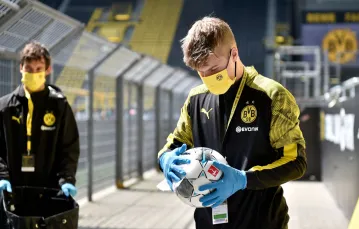 Dezynfekcja piłki przed meczem Borussia-Schalke, Dortmund, 16 maja 2020 r. / Fot. MARTIN MEISSNER / AFP / EAST NEWS / 