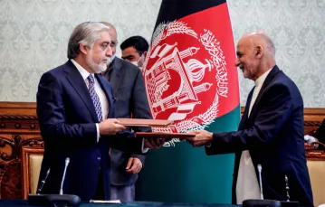 Aszraf Ghani i Abdullah Abdullah po podpisaniu umowy o podziale władzy w Afganistanie, Pałac Prezydencki w Kabulu, 17 maja 2020 r. / FOT. AFP PHOTO / Afghanistan's Office of Chief Executive / HANDOUT/AFP/East News / 