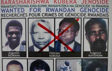 Plakat w biurze Genocide Fugitive Tracking Unit, jednostki do zbierania danych o ludobójstwie. Kigali, Rwanda, 19 maja 2020 r.  / FOT. Simon Wohlfahrt / AFP / EASTNEWS / 