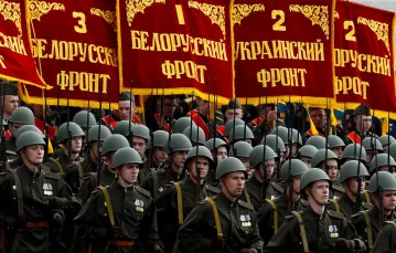 Rosyjscy żołnierze w historycznych mundurach podczas próby przed paradą z okazji Dnia Zwycięstwa (opóźnionej z powodu pandemii koronawirusa). Sankt Petersburg, 20 czerwca 2020 r. / / fot. OLGA MALTSEVA / AFP / East News