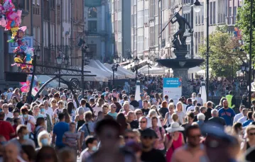 Tłumy turystów przy Fontannie Neptuna, Gdańsk 1 sierpnia 2020 r. Fot. WOJCIECH STROZYK/REPORTER / 