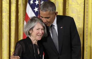 Louise Glück odznaczona przez Baracka Obamę medalem National Humanities, 2015 r. / Fot. Carolyn Kaster / Associated Press / East News / 