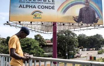 W Konakry, stolicy kraju Gwinei, na kilka dni przed wyborami prezydenckimi, 12 października 2020 r. / FOT. JOHN WESSELS/AFP/East News / 