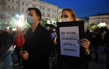 Manifestacja w Krakowie na Rynku Głównym zorganizowana dzień po wyroku Trybunału Konstytucyjnego dotyczącym zaostrzenia prawa aborcyjnego w Polsce, 23 października 2020 r. Fot. Artur Barbarowski/East News / 