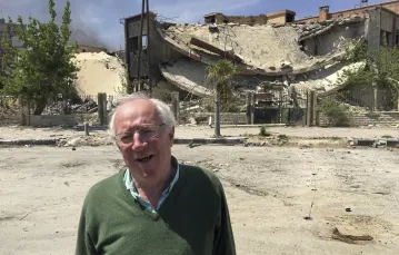 Robert Fisk na zniszczonych przedmieściach Damaszku, kwiecień 2018 r. / Fot. Bassem Mroue / AP Photo / East News / 