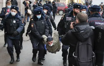 Zatrzymania podczas nielegalnej manifestacji na ulicach Moskwy w Dniu Jedności Narodowej, 4 listopada 2021 r. / FOT. Alexander Zemlianichenko/AP/Associated Press/East News / 