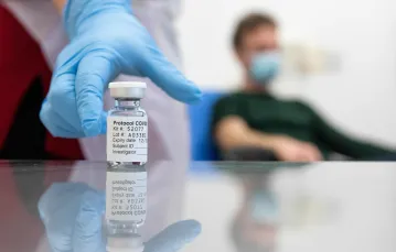 Ochotnik testuje szczepionkę AZD1222, wynalezioną wspólnie przez Uniwersytet Oksfordzki i firmę AstraZeneca, zdjęcie niedatowane, udostępnione 23 listopada 2020 r. / FOT. AFP PHOTO / UNIVERSITY OF OXFORD / JOHN CAIRNS /EAST NEWS / 