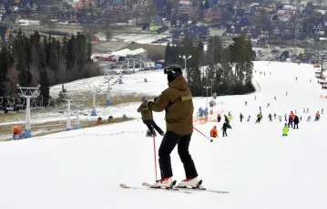 Policja na stokach narciarskich w Białce Tatrzańskiej kontroluje przestrzeganie zasad reżimu sanitarnego, 5 grudnia 2020 r. Fot. Paweł Murzyn/East News  / 