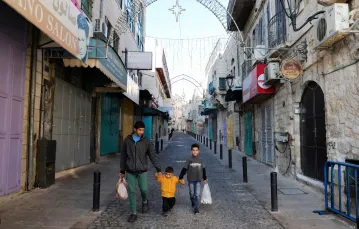 Zamknięte z powodu pandemii koronawirusa sklepy w Betlejem, grudzień 2020 r. / fot. HAZEM BADER / AFP / East News
