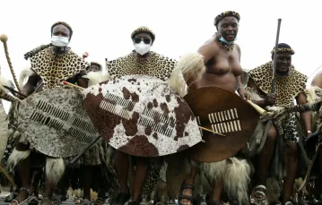Mężczyźni w tradycyjnych strojach zbierają się w Mongomie przed pogrzebem króla Zulusów Zwelithiniego, Mongomo 17 marca 2021 r. Fot. AP/Associated Press/East News / 