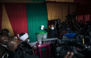 Denis Sassou Nguesso oddaje głos w lokalu wyborczym w Brazzaville, 21 marca 2021 r. / FOT. ALEXIS HUGUET/AFP/East News / 