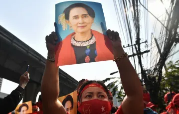 Protest pod ambasadą Birmy w Bangkoku po tym, jak wojsko zatrzymało przywódczynię kraju Aung San Suu Kyi, 2 stycznia 2021 r. / FOT. LILLIAN SUWANRUMPHA/AFP/East News / 