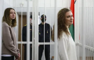 Kaciaryna Andrejewa (z prawej) i Daria Czulcowa w klatce dla więźniów na sali rozpraw, Mińsk, 18 lutego 2021 r. / Fot. Associated Press / East News / 