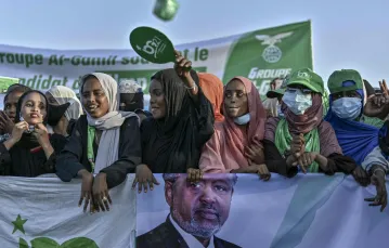 Zwolennicy prezydenta Dżibuti  Ismaial Omara Guelleha podczas jego ostatniego wiecu wyborczego na stadionie El-Hadj Hassan Gouled Aptidon w stolicy Dżibuti, 7 kwietnia 2021 r. / FOT. TONY KARUMBA/AFP/East News / 