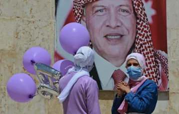 Na ulicach Ammanu, przed portretem króla Abdullaha II, 6 kwietnia 2021 r. / FOT. KHALIL MAZRAAWI / AFP / EAST NEWS / 