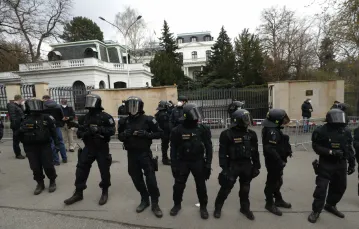 Przed ambasadą Rosji w Pradze, 18 kwietnia 2021 r. / FOT. Petr David Josek AP/Associated Press/East News / 