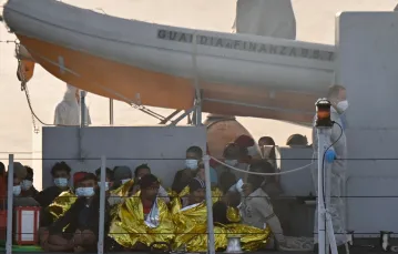 Tylko w ostatni weekend na Lampedusę przybyło ponad 1400 migrantów, 17 maja 2021 r. Fot. ALBERTO PIZZOLI/AFP/East News / 