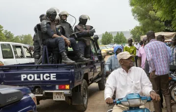 Malijska policja patroluje ulice stolicy kraju Bamako, gdzie robotnicy zbierają się, by protestować przeciwko aresztowaniu prezydenta i premiera przez wojsko. 25 maja 2021 r. / FOT. AP/Associated Press/East News / 