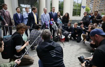 Prawnik Ivan Pavlov rozmawia z dziennikarzami podczas przerwy w rozprawie przed Sądem Moskiewskim, 9 czerwca 2021 r. Jak się okazało, sąd zdelegalizował organizacje przywódcy rosyjskiej opozycji, Aleksieja Nawalnego. FOT. AP/Associated Press/East News  / 