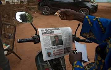Pierwsze strony gazet mówią o wycofaniu francuskich wojsk z Sahelu, Bamako, 11 czerwca 2021 r. Fot. ANNIE RISEMBERG/AFP/East News / 