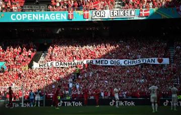 Owacja dla Christiana Eriksena w 10. minucie meczu Dania-Belgia, Kopenhaga, 17 czerwca 2021 r. / Fot. STUART FRANKLIN / AFP / EAST NEWS / 