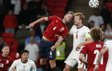 Harry Kane w powietrznej walce z Tomasem Kalasem podczas meczu Anglia-Czechy, 22 czerwca 2021 r. / Fot. Han Yan / Xinhua News / East News / 