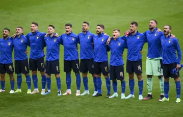 Reprezentanci Włoch śpiewają hymn przed meczem z Austrią, 26 czerwca 2021 r. / Fot. (Laurence Griffiths / AP Photo / East News / 