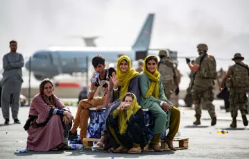 Dzieci czekające na ewakuację na lotnisku w Kabulu, 19 sierpnia 2021 r. Fot. MARK ANDRIES/AFP/East News / 