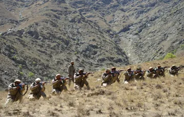 Szkolenie wojskowe sił anty-talibskich w rejonie Malimah w dolnie Pandżasziru, 2 września 2021 r. / FOT. AHMAD SAHEL ARMAN/AFP/East News / 