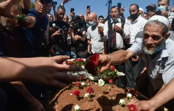 Algierczycy kładą róże na grobie Abdulaziza Butefliki na cmentarzu el-Alia w Algierze, 19 września 2021 r. / RYAD KRAMDI/AFP/East News / 