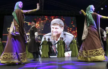 Feta z okazji ponownego wyboru Ramzana Kadyrowa na przywódcę czeczeńskiej republiki. Grozny, wrzesień 2021 r. / fot. AP/Associated Press/East News / 