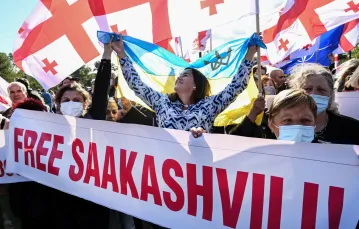 Protesty w obronie byłego prezydenta Gruzji w Tbilisi, 4 października 2021 r. Fot. VANO SHLAMOV/AFP/East News / 