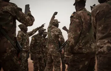 Malijscy żołnierze po ceremonii przekazania bazy wojskowej Barkhane przez armię francuską w Timbuktu, grudzień 2021 r. / FOT. FLORENT VERGNES/AFP/East News / 