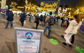Znak przed wejściem na tradycyjny jarmark świąteczny "Christkindlmarkt" zapowiadający kontrolę certyfikatu zaszczepienia przeciwko COVID-19, Wiedeń, 12 listopada 2021 r. Fot. GEORG HOCHMUTH/AFP/East News / 