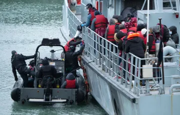  Statek patrolowy brytyjskich sił granicznych HMC Valiant przewozi migrantów zabranych z morza po przybyciu do przystani w Dover w południowo-wschodniej Anglii, 24 listopada 2021 r. FOT. BEN STANSALL/AFP/East News / 