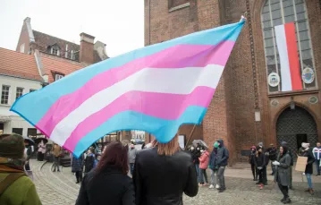 Manifestujący z flagą osób transpłciowych na Marszu Niepodległych Polek w Gdańsku, listopad 2021 r. / FOT. FOT. WOJCIECH STROZYK/REPORTER / 