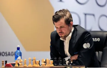 Magnus Carlsen podczas finałowego pojedynku / fot. GIUSEPPE CACACE/AFP/East News / 
